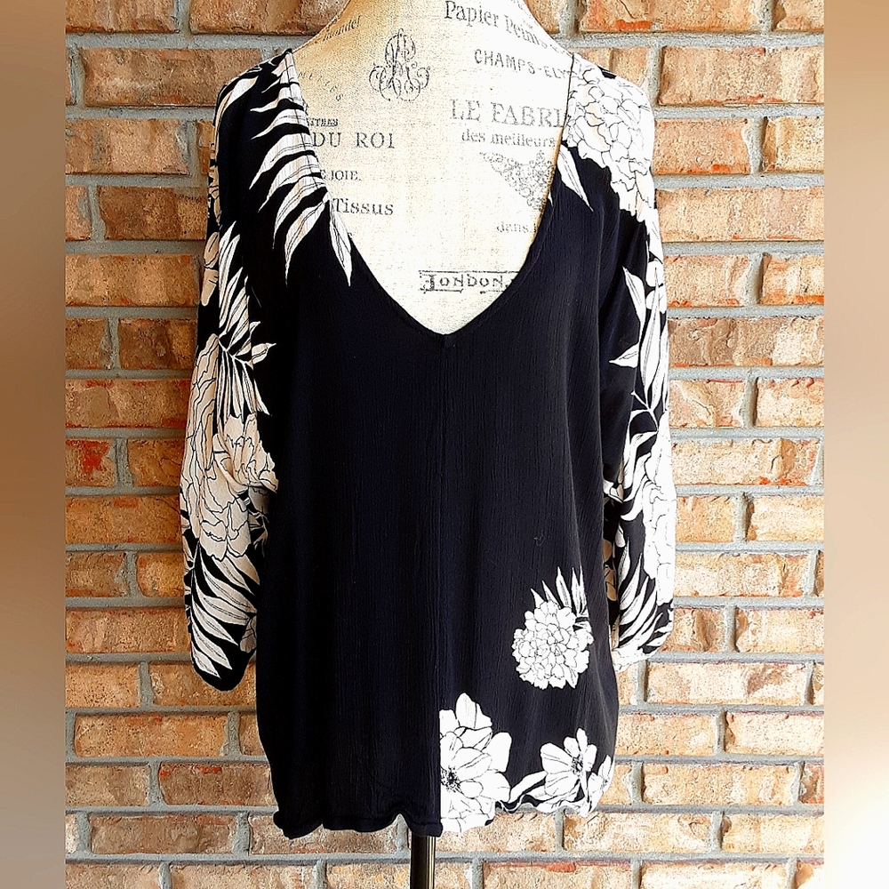 Billabong Boho Floral Print Top Size Medium.